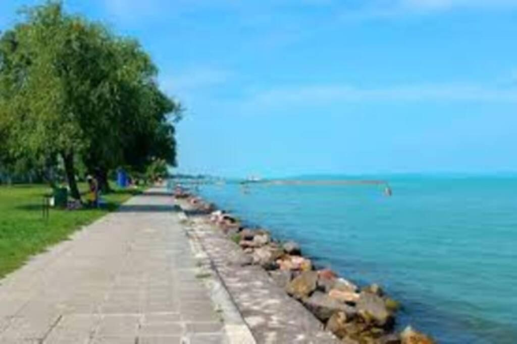 Appartement Lido Di Siofok - Aranypart - Minden 1 Percre! Extérieur photo